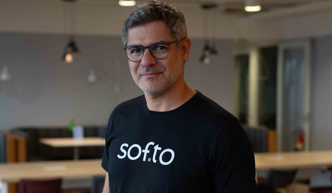 Softo abandona cobrança por hora e adota modelo baseado em resultados para soluções de IA