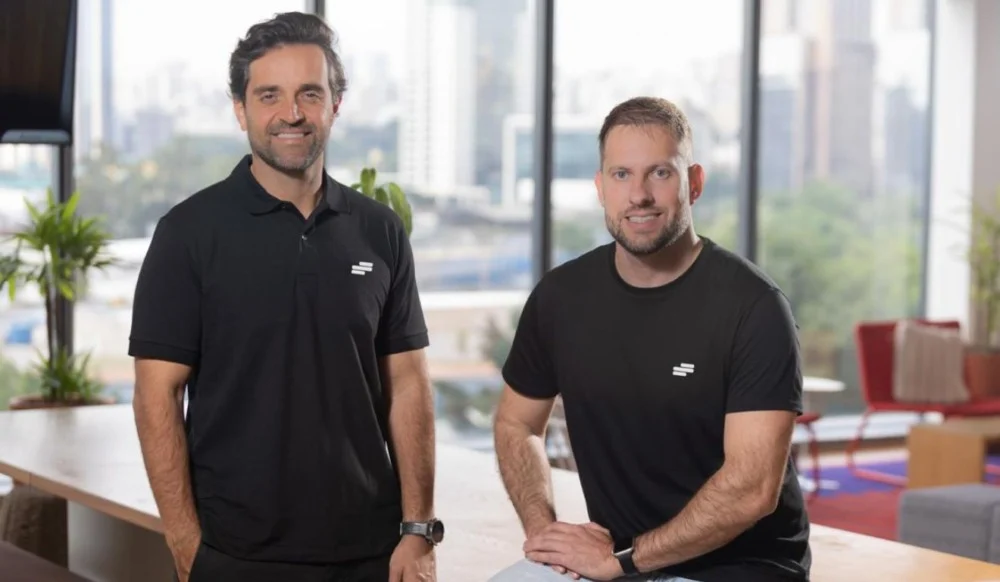 Strattum compra a Tropicalia em acqui-hire três meses após pré-seed de US$ 3,2 milhões e acelera seu "company brain"