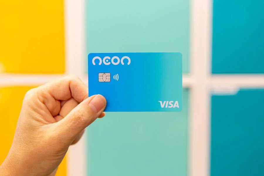 Neon lucra R$ 43,2 milhões no 1º semestre de 2026 e soma três trimestres seguidos no azul